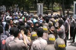 Tuntut Pembacok Rekannya Ditangkap, Ratusan Mahasiswa Saling Dorong dengan Polisi