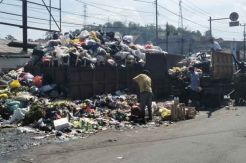 DLH Bandung Barat Keteteran Angkut Sampah Usai Banjir Bandang