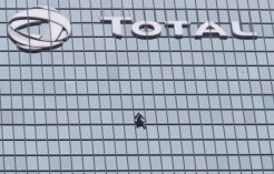 Dukung Protes, Spiderman Prancis Panjat Gedung Tinggi di Paris