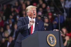 Trump Peringatkan Iran Tidak Bunuh Demonstran