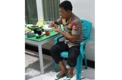 Potret Sederhana Kapolri, Bersandal Jepit Sambil Makan Kue Lapis