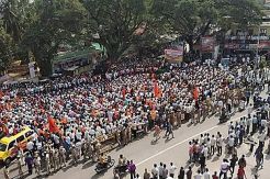 Massa Hindu Garis Keras India Memprotes Patung Raksasa Yesus