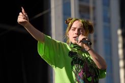 Billie Eilish Akan Nyanyikan...