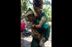 Kisah Pengantin Pria yang Gendong Mempelai Wanita di Tengah Banjir