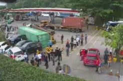 Rem Blong, Truk Kontainer Terbalik dan Timpa 7 Kendaraan di Purwakarta