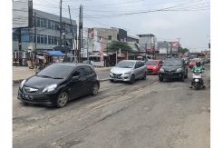 Diterjang Banjir, Belasan Ruas Jalan di Kota Bekasi Rusak Berat