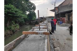 Perbaiki Tanggul Jebol, Warga Kramat Jati Pakai Dana Swadaya