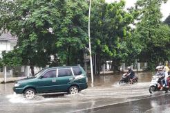 Diguyur Hujan Deras, Jalan di Jakarta Pusat Tergenang 10-20 Cm