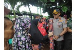 Rayakan Ultah ke-48, Kapolrestro Jakbar Berikan Bantuan Korban Banjir