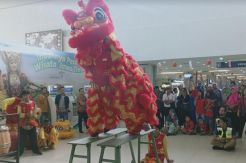 Semarak Imlek, 3 Barongsai Hibur dan Bagi Hadiah di Bandara Juanda