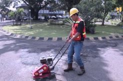 Atasi Kerusakan Jalan, PUPR Kembangkan Teknologi Tambalan Cepat Mantap