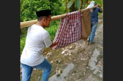 Jalan Rusak Parah, Jenazah Warga Terpaksa Ditandu Puluhan Kilometer