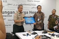 BNPB-Kemlu Serah Terima 10 Ribu Masker untuk WNI di China