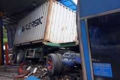 Kontainer Rem Blong, Tabrak 2 Mobil dan Gardu Gerbang Tol Halim