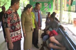 Parah Penderita DBD di Sikka NTT Ada yang Tidur di Ruang Tunggu Luar Puskesmas
