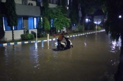 Jalan Utama Surabaya Lumpuh karena Banjir, Puluhan Kendaraan Terendam