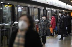 Horor Virus Corona di Wuhan: Mayat Tergeletak di Trotoar