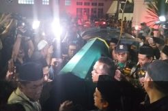 Tiba di Rumah Duka, Gus Ipang Langsung Pimpin Salat Jenazah Gus Sholah