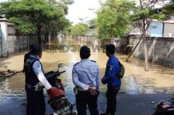 Genangan di Depan Perumahan Citra Raya Cikupa Hambat Pengendara