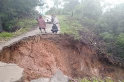 Jalan Longsor, Jalur Transportasi Antarkecamatan di Tana Toraja Lumpuh