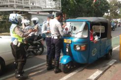 Jadi Tempat Parkir Liar, Anggaran Puluhan Miliar Mubazir di Jalur Sepeda