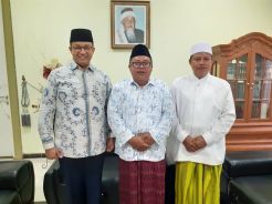 Anies Bagi-bagi Sarung dan Madu Arab di Ponpes Miftahul Huda Tasikmalaya
