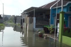 Lima Hari Kebanjiran, Warga Perumahan Sooko Asri Menyerah dan Tinggalkan Rumah