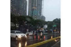 Banjir Mulai Tinggi, Kendaraan Bermotor Dilarang Melintasi Jalan Ini