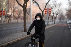 Para Pegawai Mulai Kembali ke Kantor dan Pabrik di Penjuru China
