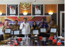 Wako Berikan Piagam Penghargaan OPD yang Kearsipannya Baik