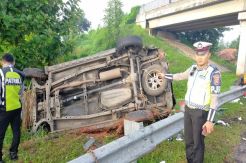 Avanza Terbalik Keluar Jalur di Tol Cipali, Satu Tewas 5 Luka