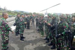 1 SST Pasukan Kodam XVII/ Cenderawasih Capai Titik Jatuhnya Heli MI 17