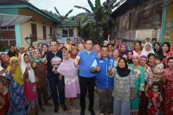Mulyadi Bantu Alirkan Listrik, Warga Padang Pariaman Tak Lagi Pakai Lentera