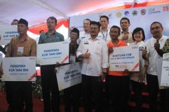Kunjungi Petani Karanganyar, Mentan Serahkan KUR untuk Teknologi 4.0