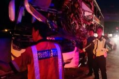 Gara-gara Ngantuk, Bus Sinar Jaya Tabrak Truk Akibatkan 2 Orang Tewas