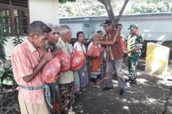 Kisah Babinsa di Perbatasan Timor Leste Bagikan Sembako untuk Warga Miskin