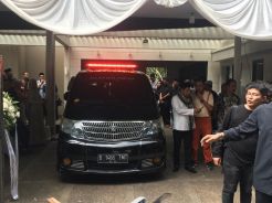 Tiba di San Diego Hills, Jenazah Ashraf Sinclair Disambut Hujan Gerimis