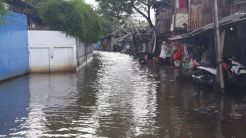Jalan Manyar Terendam, Aktivitas Warga Tegal Alur Kalideres Terhambat