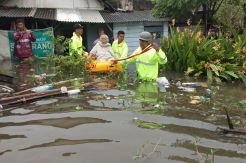 Dramatis, Evakuasi Nenek dari Banjir yang Hampir Menenggelamkan Rumah