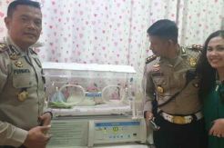 Kejebak Macet di Tol, Kanit Lantas Tamsar Bantu Warga Melahirkan