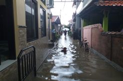 Banjir Landa Ibu Kota, Warga Mulai Mengungsi ke Masjid