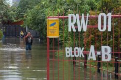 Kali Cibeet Meluap, Ratusan Rumah Warga Cikarang Terendam Banjir