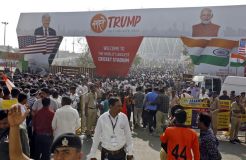 Puluhan Ribu Orang Penuhi Stadion Sambut Trump di India