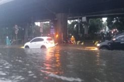 Diguyur Seharian Jalan Yos Sudarso Jakarta Utara Tergenang