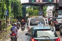 Akses Jalan Yos Sudarso Terputus, Pemotor Lintasi Jalan Tol Wiyoto Wiyono