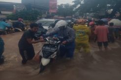 Terendam Satu Meter, Kawasan Rorotan Cilincing Jaktim Terputus