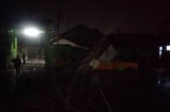 Hujan Angin Terjang Depok, Belasan Rumah dan Satu Sekolah Rusak
