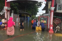 Rumah Terendam Banjir, Ratusan Warga Jelambar Mulai Mengungsi