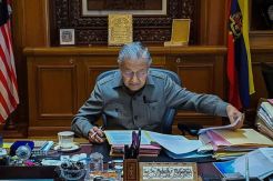 Mahathir Ngantor Lagi, Kali Ini sebagai PM Sementara Malaysia