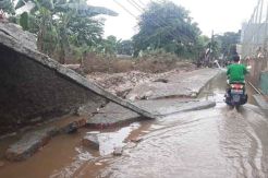 Diterjang Banjir 3,5 Meter, Tembok Pembatas Universitas Borobudur Ambruk